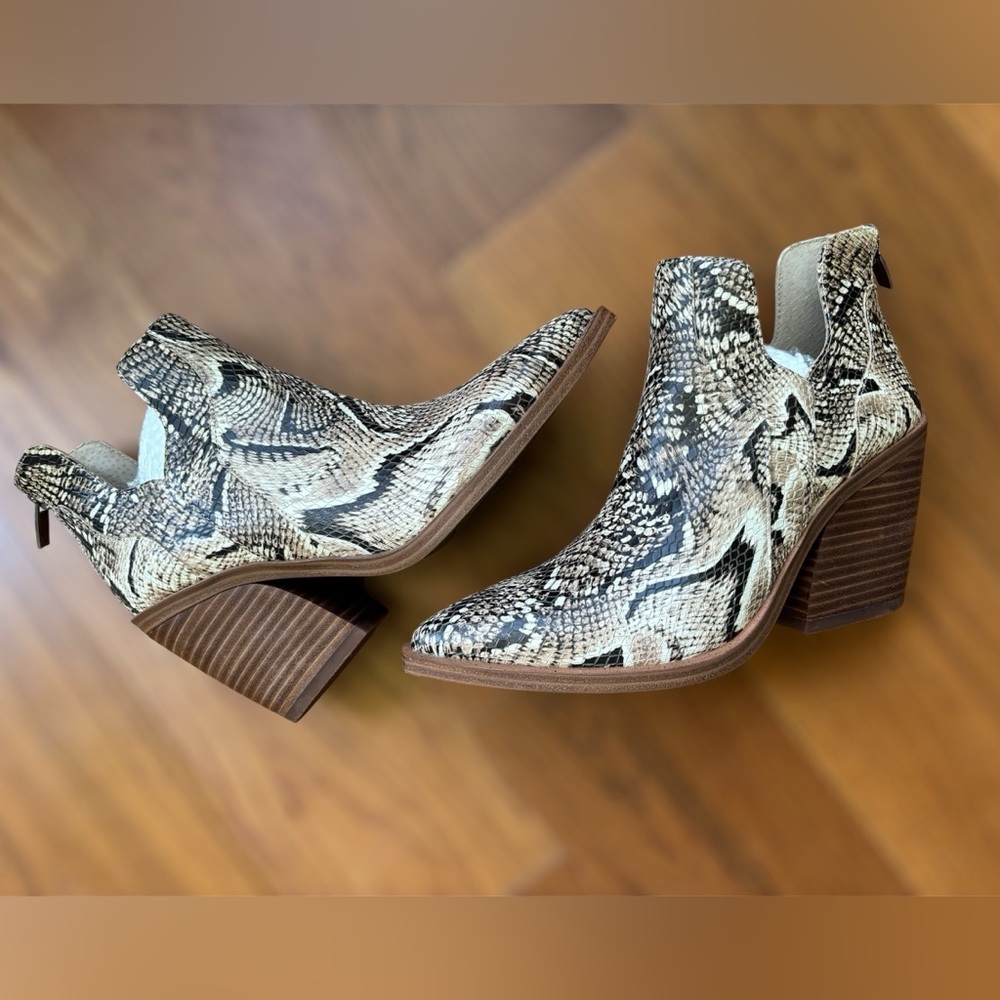 Vince Camuto Women's Gannilla Leather Western Booties - Picture 5 of 7